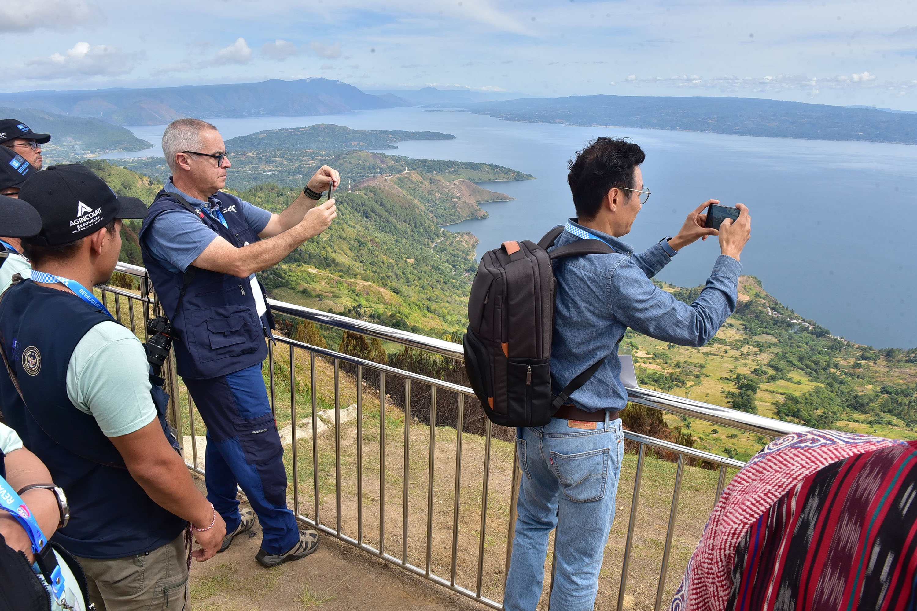 Tim asesor UNESCO Geopark Kaldera Toba, Prof. Jose Brilha dan Dr. Jeon Yongmun, meninjau empat geosite utama di hari pertama revalidasi: Sipinsur, Hutaginjang, Taman Eden 100, dan Sibaganding, Selasa.