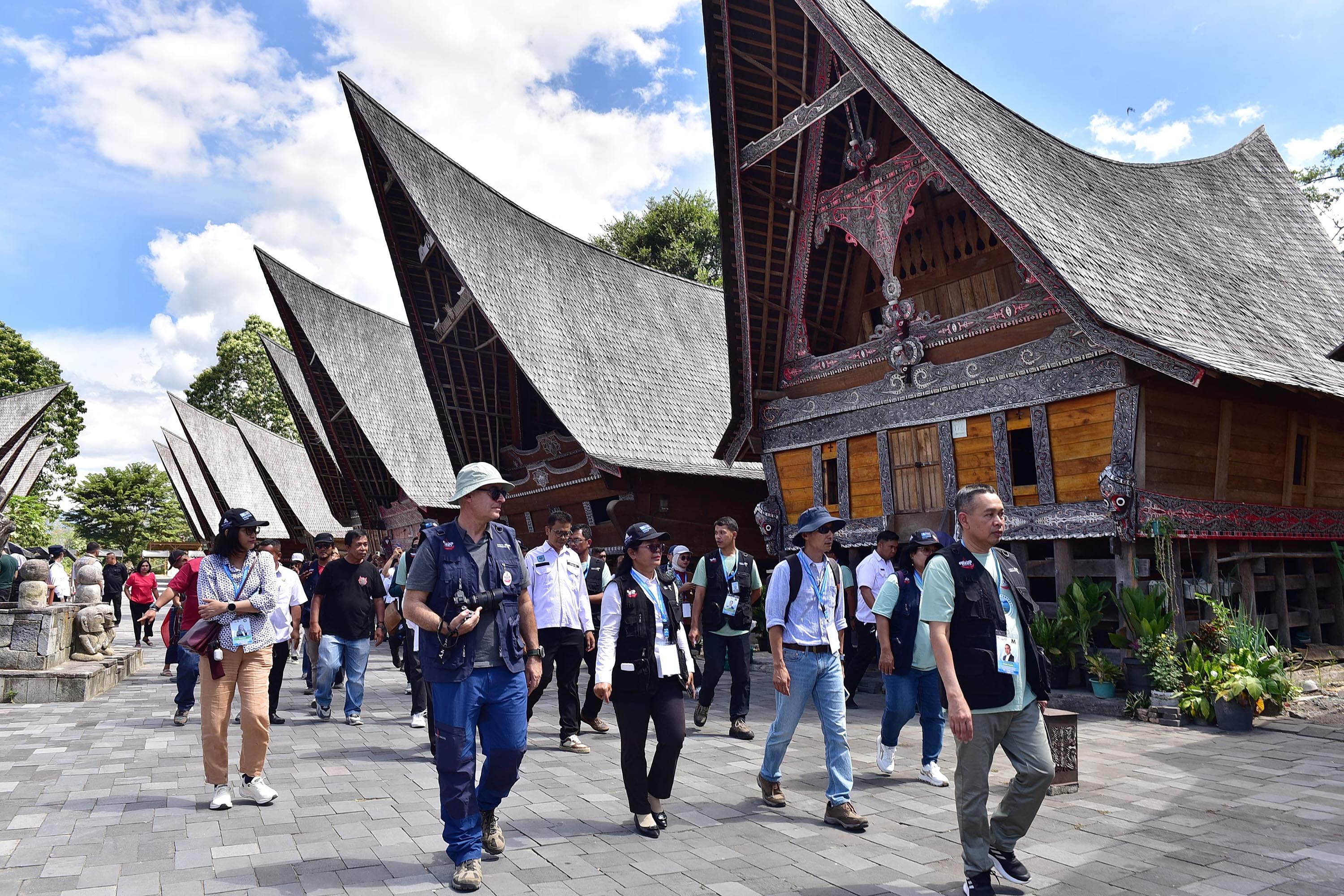 Tim asesor UNESCO Geopark Caldera Toba Prof. Jose Brilha dan Jeon Yongmun meninjau Kampung Ulos Huta Raja.