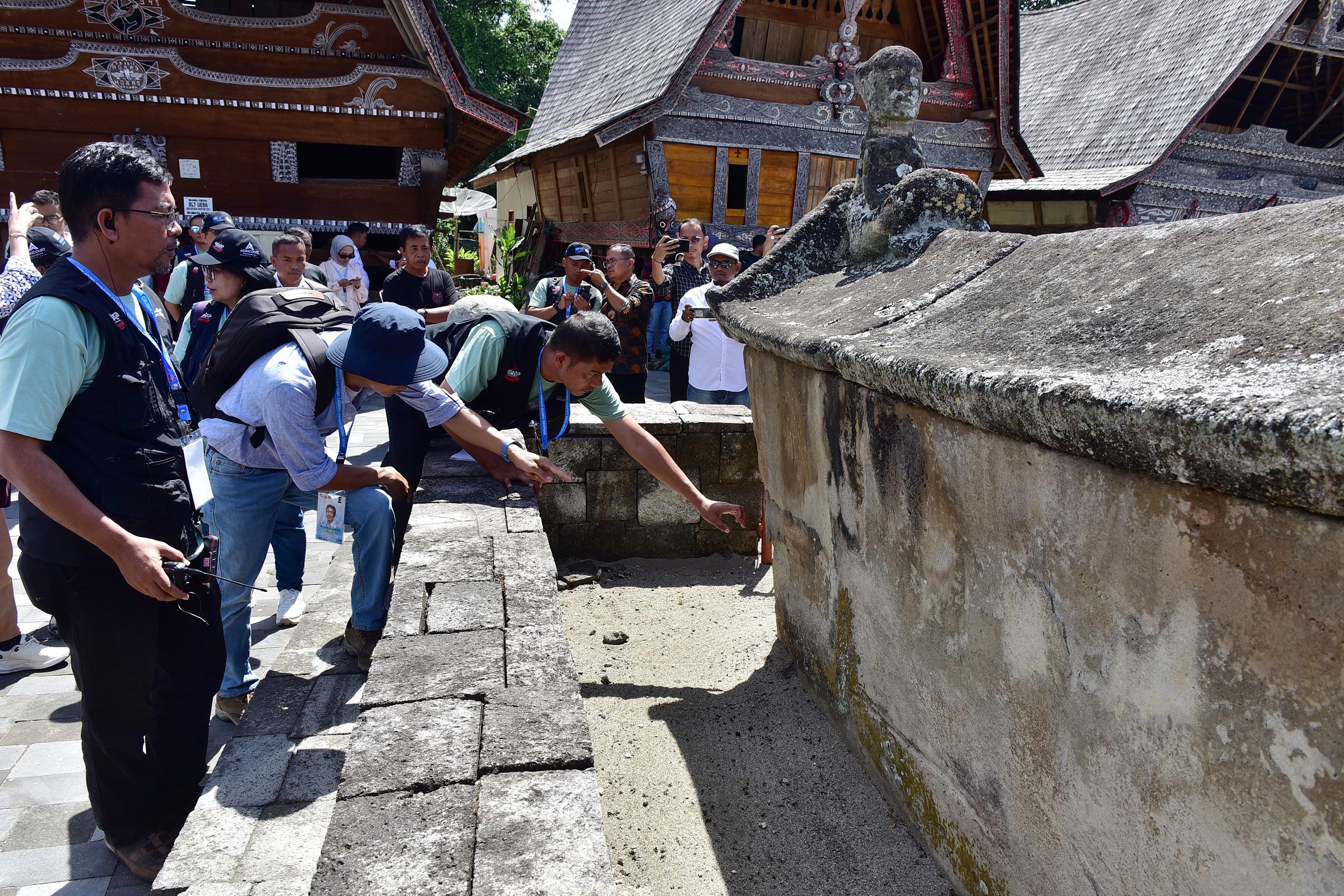 Tim asesor UNESCO Geopark Caldera Toba Prof. Jose Brilha dan Jeon Yongmun meninjau Geosite Sialagan.