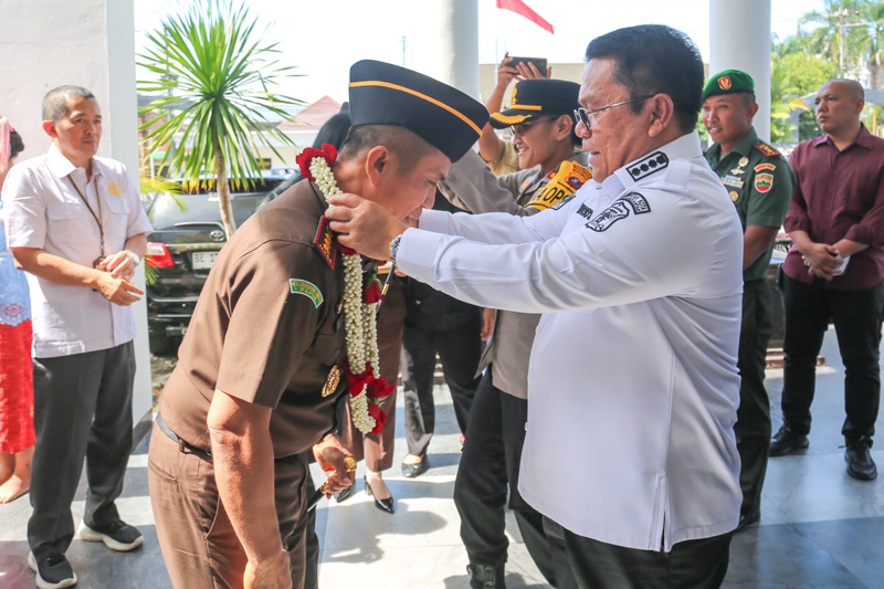 Wali Kota Pematangsiantar Wesly Silalahi SH MKn menyambut Kajari Pematangsiantar Erwin Purba.