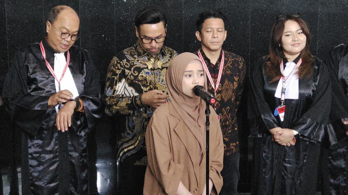 Lesti Kejora diminta bernyanyi oleh Hakim MK.
