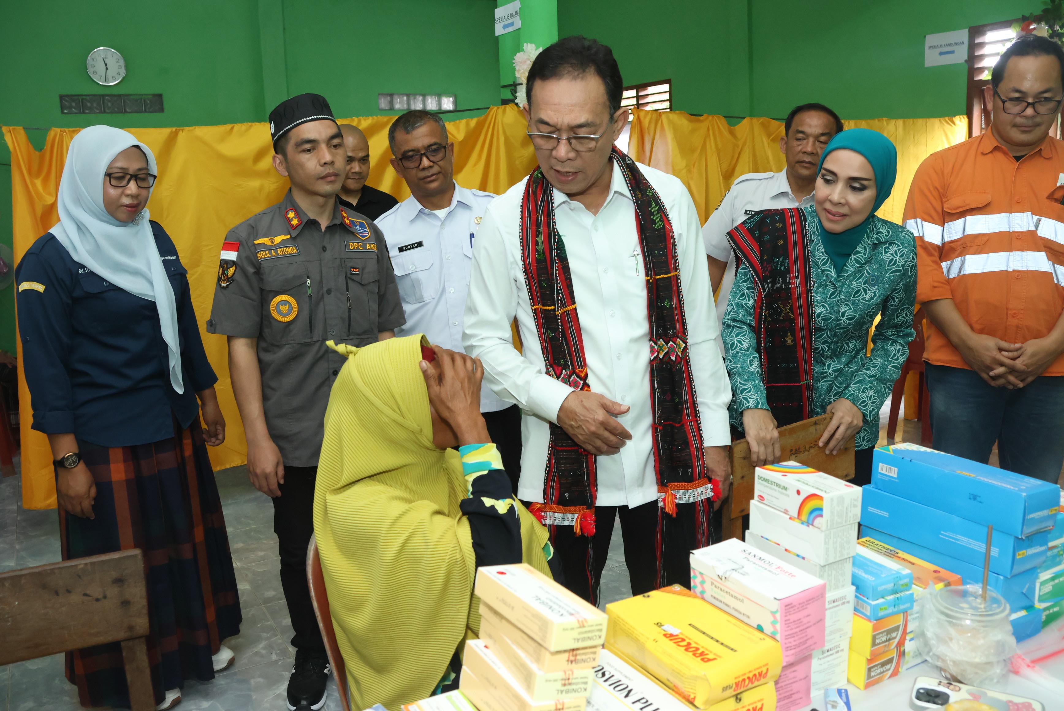 Bupati Tapanuli Selatan Gus Irawan Pasaribu bersama istri (Ketua TP PKK), Wakil Ketua TP PKK Tapsel, dan perwakilan PTAR saat meninjau pengobatan gratis di Desa Bulu Mario, Rabu (23/7/2025).