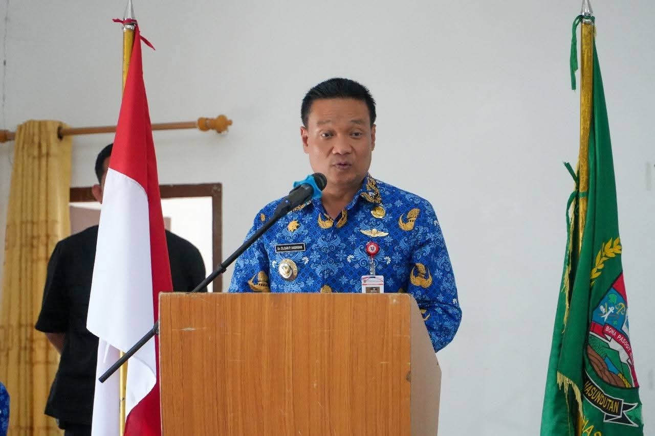 Bupati Humbahas Oloan Paniaran Nababan dalam temu pers bersama insan media di Pendopo Bukit Inspirasi Doloksanggul.