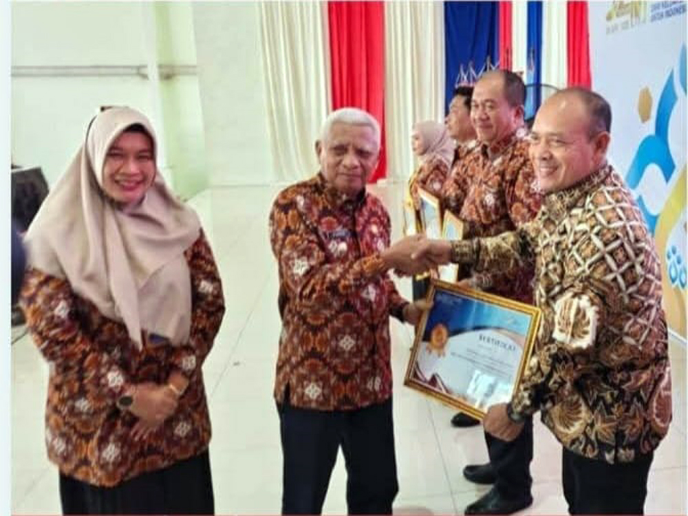 Wakil Bupati Tapteng Mahmud Efendi Lubis menerima penghargaan yang diserahkan Wakil Gubernur Sumut Surya.