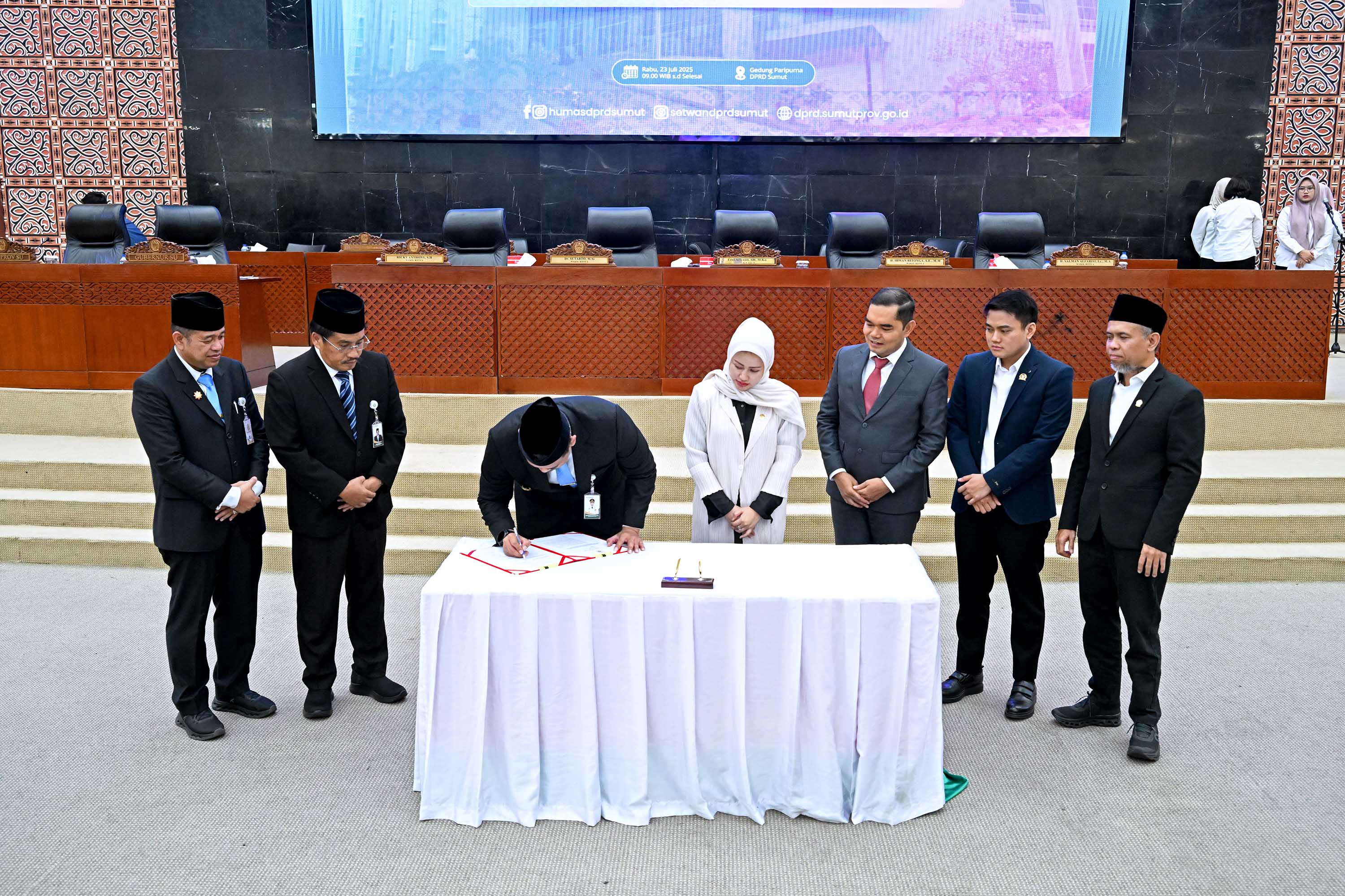 Gubsu Bobby Nasution menandatangani keputusan bersama Ranperda Tentang Pertanggungjawaban Pelaksanaan APBD Provinsi Sumut TA. 2024 di Ruang Rapat Paripurna DPRD Sumut, Jalan Imam Bonjol, Medan, Rabu.