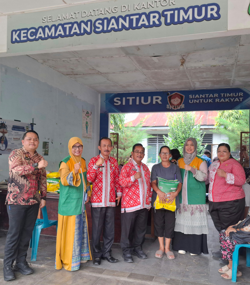 Kiri ke kanan: Fernando Purba (Sekcam Kecamatan Siantar Selatan), tim Koperasi Rezeki Halal Barokah (RHB), Masa Rahmat Zebua (Camat Kecamatan Siantar Timur), Kepala Dinas Koperasi, UKM, dan Perdaganga