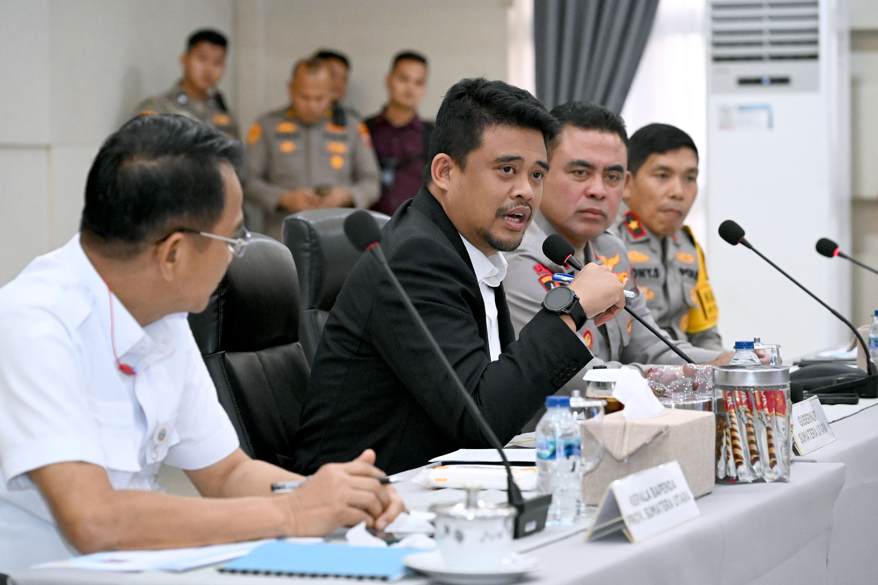 Gubernur Sumatera Utara (Gubsu) Muhammad Bobby Afif Nasution bersama Kepala Kepolisian Daerah Sumut Wishnu Hermawan Februanto, dan seluruh instansi terkait merancang inovasi untuk mengoptimalkan PAD.