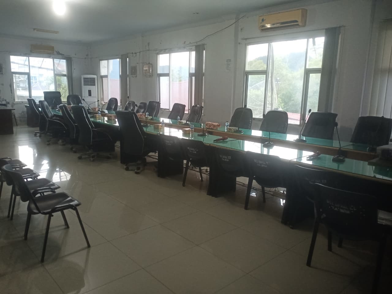 Ruang rapat Kantor DPRD Tapteng tampak kosong akibat ketidakhadiran tiga instansi.