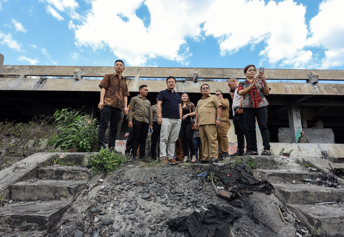 Rombongan dari PT Bedage Mandiri Indonesia dan Uniview China meninjau Gedung IV Pasar Horas yang terbakar tahun lalu.