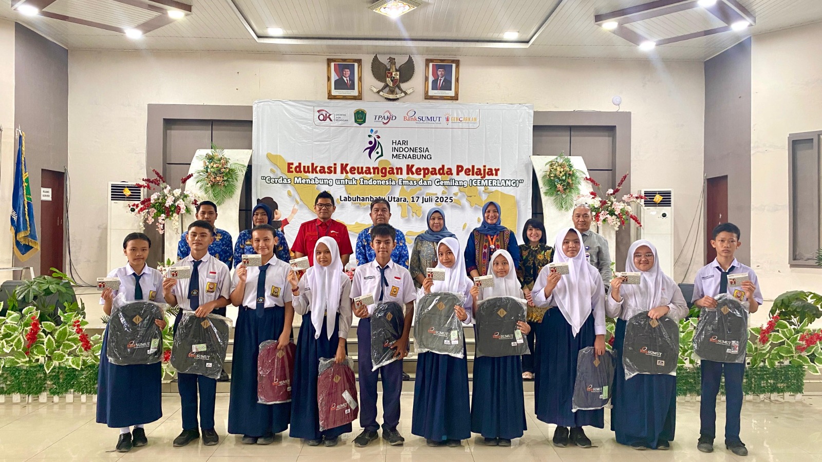 OJK menggalakkan budaya menabung sejak dini lewat program&nbsp;Hari Indonesia Menabung (HIM) 2025 menyasar ratusan pelajar SMP,&nbsp;di Aula Dewi Syukur, Kantor Bupati Labuhanbatu Utara, Kamis (17/7/2025).