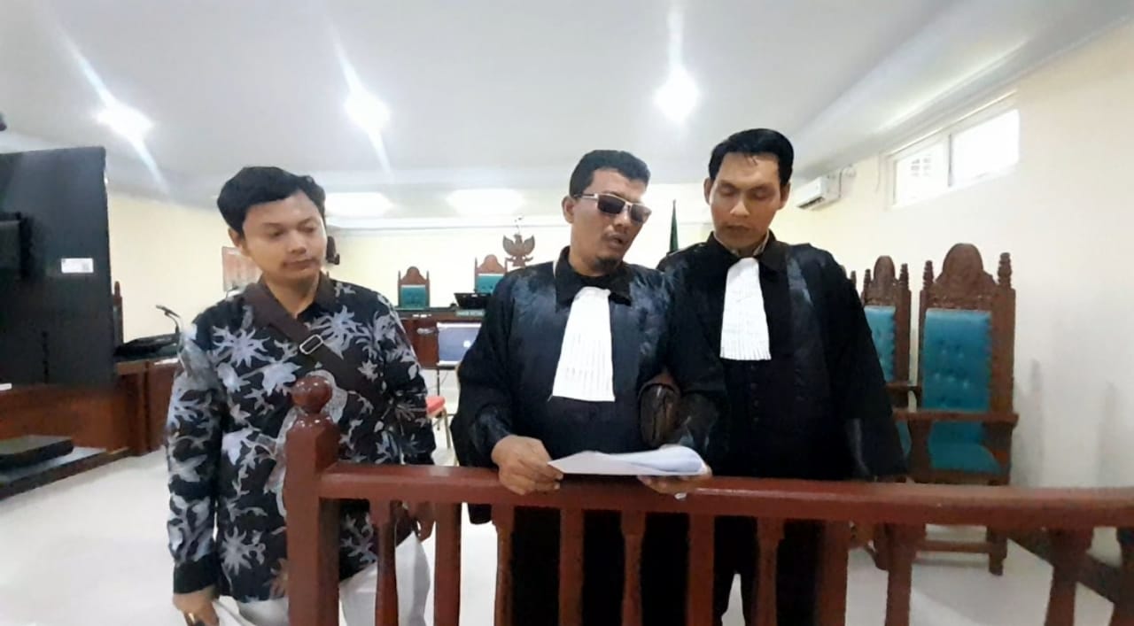 Eka Putra Zakran SH, MH, memberikan keterangan pers bersama tim kuasa hukum usai sidang perkara M. Rizky Ansari di PN Lubuk Pakam, Rabu (23/7/2025).