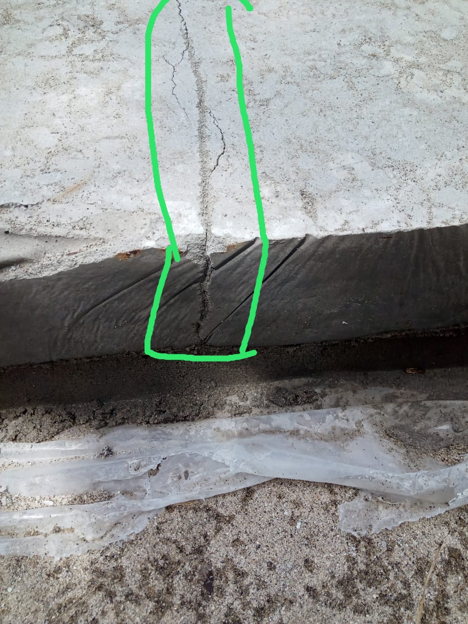 Kondisi rabat beton di Dusun 1 Desa Persatuan, Kecamatan Pulau Rakyat, Kabupaten Asahan, yang terlihat mulai mengalami retak meski baru selesai dibangun.
