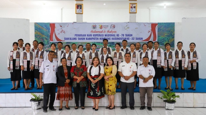 Salah satu tim tampil dalam lomba paduan suara Mars Koperasi dan Hymne Humbahas di Aula Huta Mas, Doloksanggul.