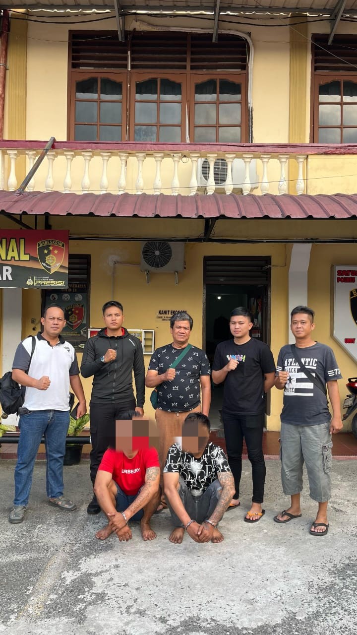 Dua pelaku pencurian sepeda motor saat diamankan polisi.