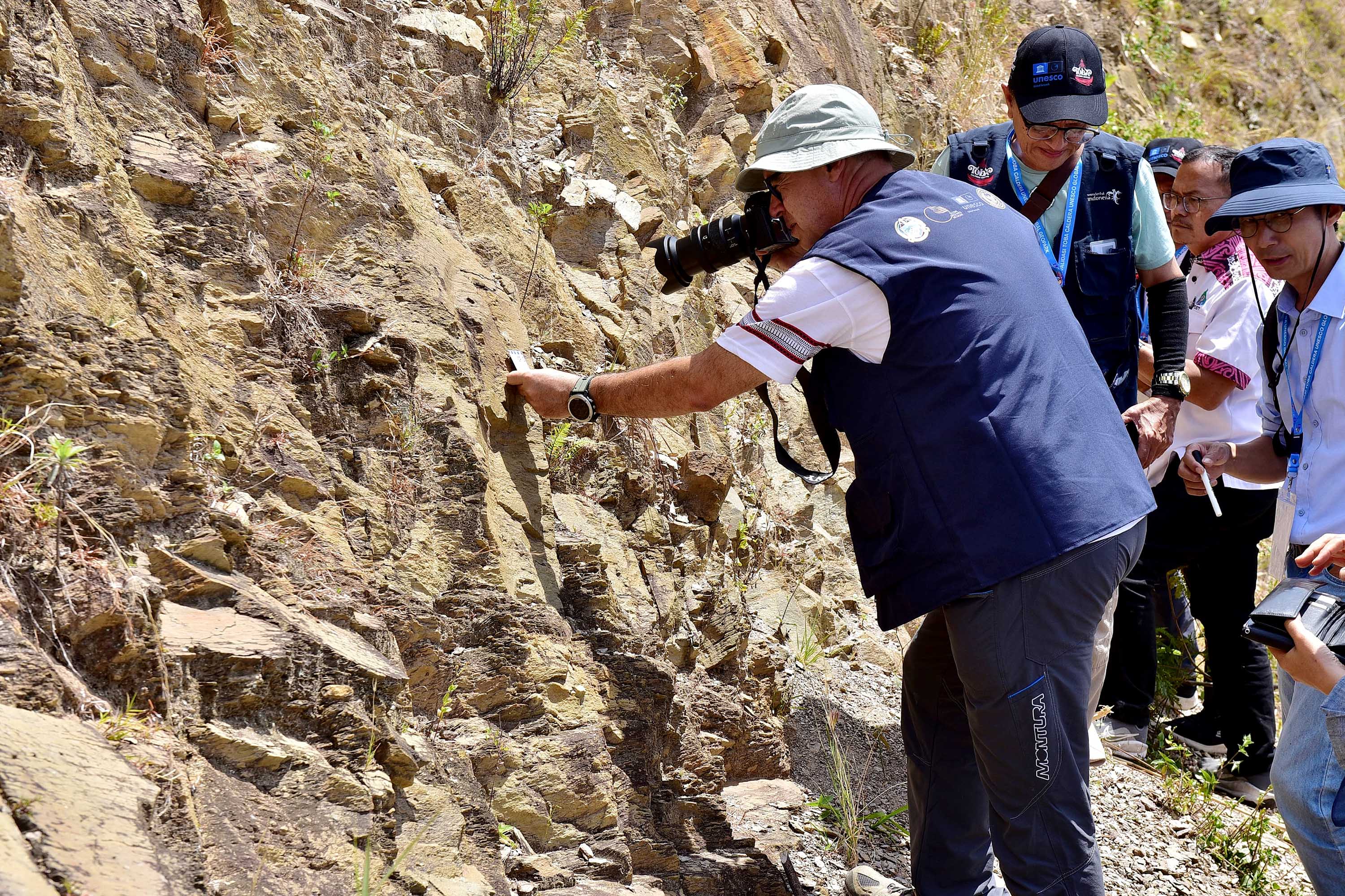 Tim asesor UNESCO Geopark Kaldera Toba, Prof Jose Brilha dan Dr Jeon Yongmun, saat meninjau Geosite Sipisopiso di Kabupaten Karo dan Geosite Silahisabungan di Kabupaten Dairi, Kamis (24/7/2025).