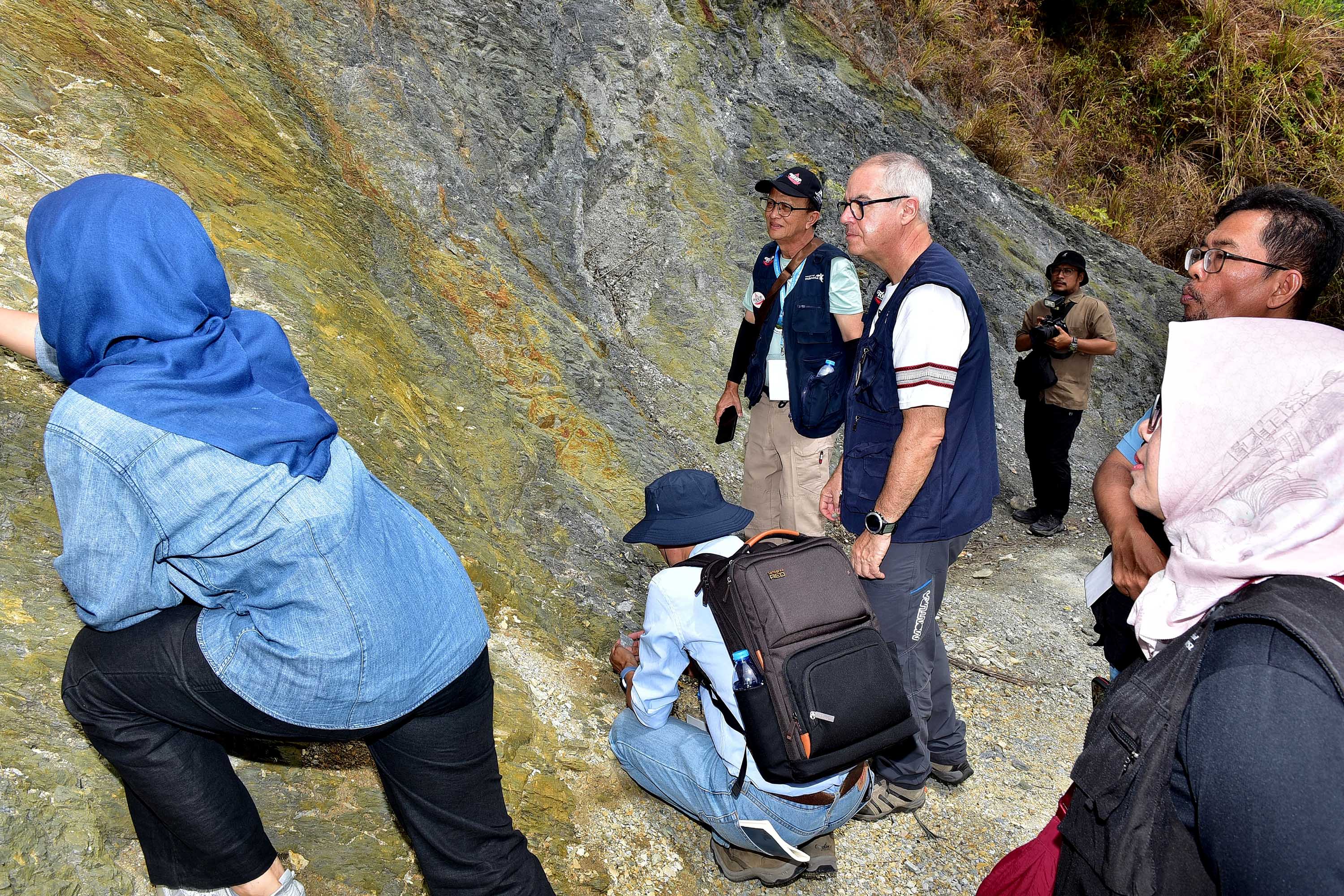 Tim asesor UNESCO Geopark Kaldera Toba, Prof Jose Brilha dan Dr Jeon Yongmun, saat meninjau Geosite Sipisopiso di Kabupaten Karo dan Geosite Silahisabungan di Kabupaten Dairi, Kamis (24/7/2025).