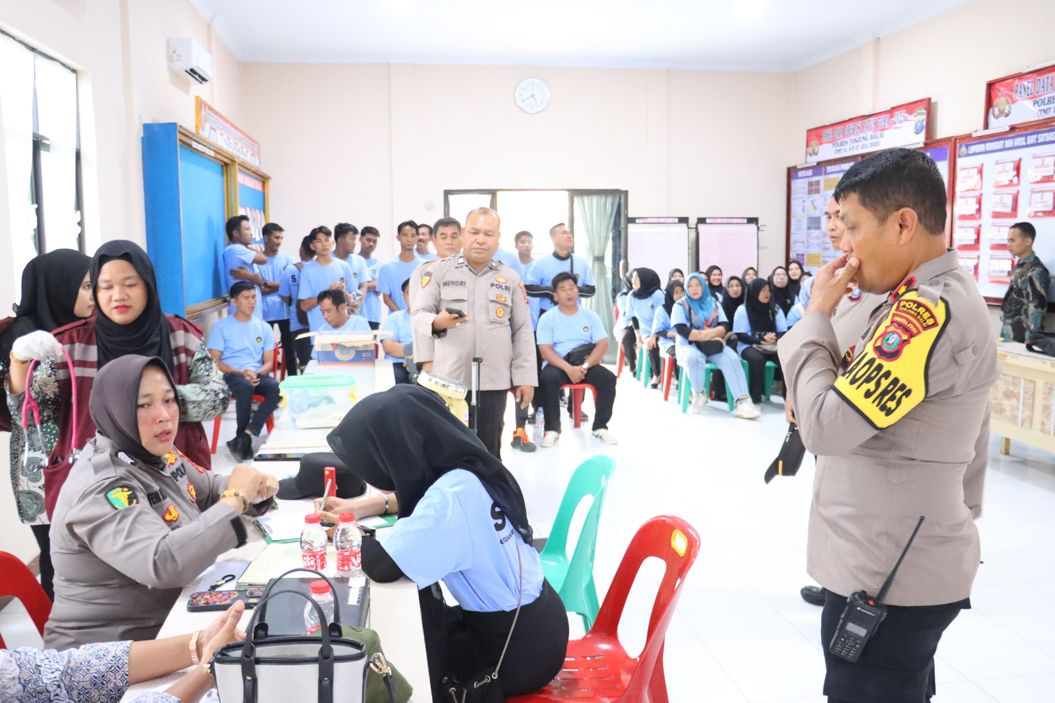 Tim Medis Sidokkes Polres Tanjungbalai periksa kesehatan relawan SPPG di Aula Sarja Arya Racana.