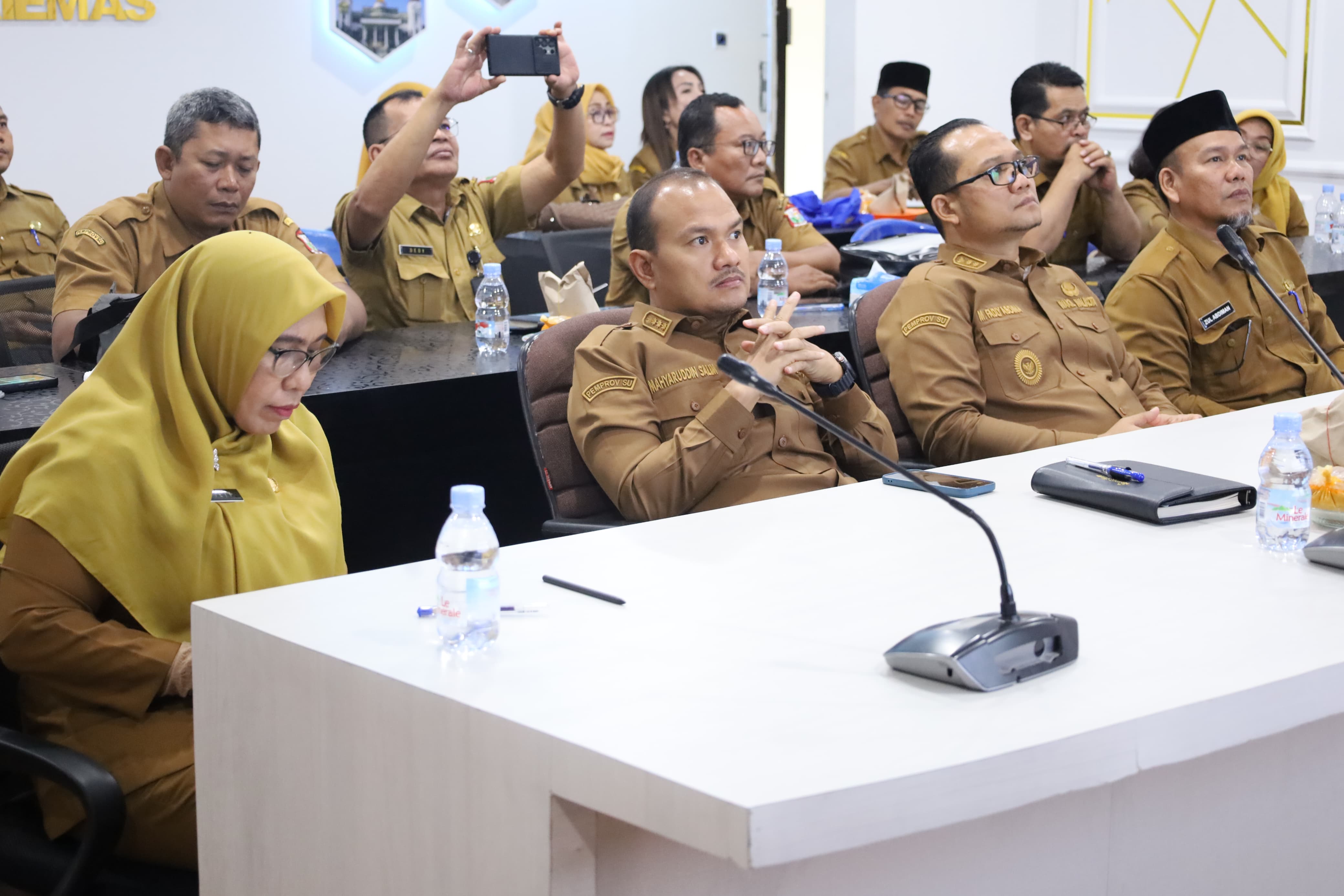 Zoom meeting di Command Center Kantor Wali Kota Tanjungbalai, bahas sedimentasi Sungai Asahan.