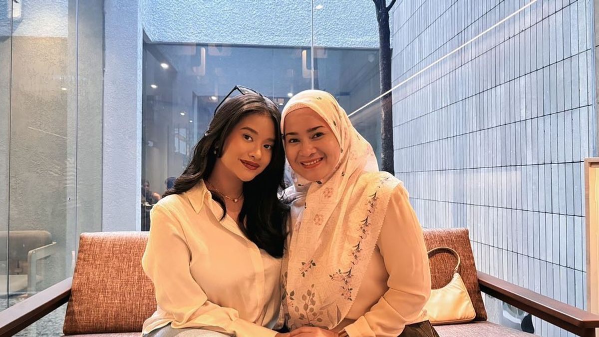 Ikke Nurjanah bersama putrinya.