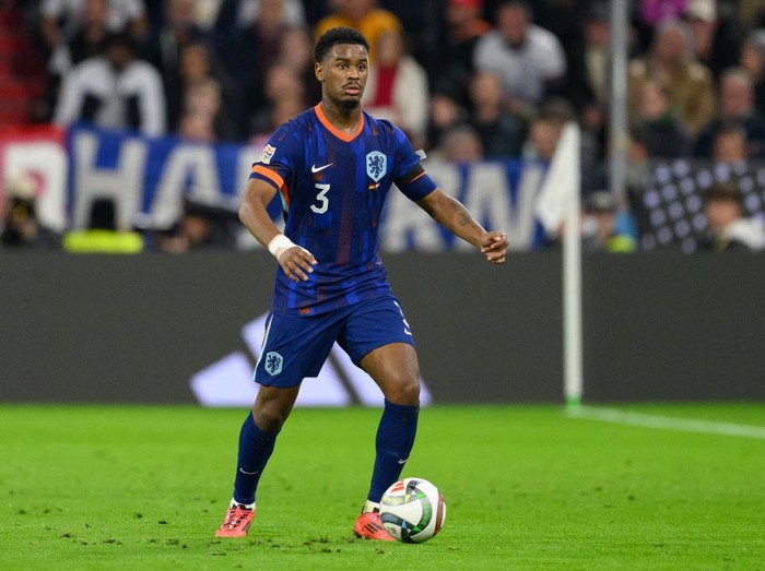 Chelsea semakin dekat mengamankan tanda tangan bek muda sensasional Ajax, Jorrel Hato.