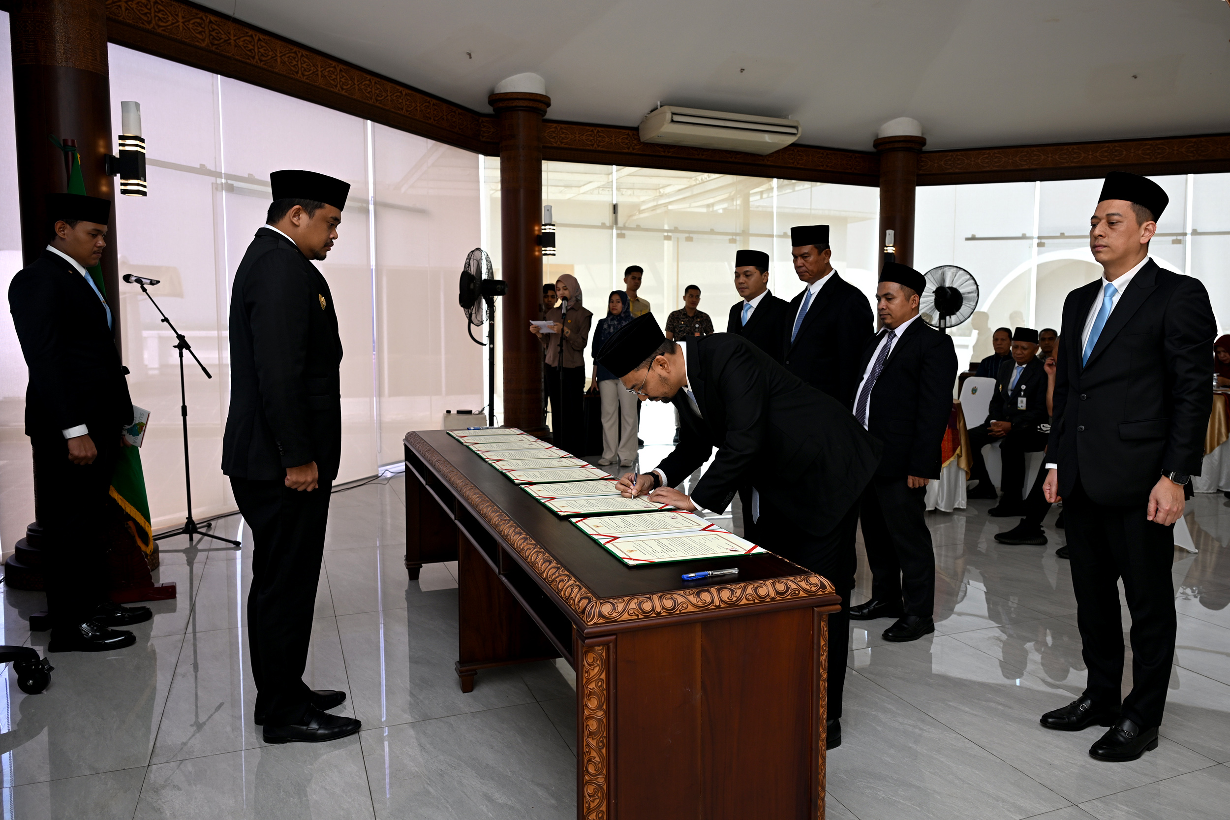 Gubsu Bobby Nasution didampingi Wagubsu Surya dan Sekdaprovsu Togap Simangunsong, mengangkat dan menetapkan direksi dan dewan komisaris dua BUMD: PT. PPSU dan PT. Dirga Surya, Kamis (24/7/2025).