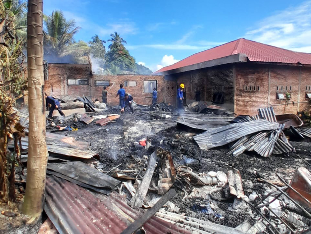 Tiga rumah warga ludes terbakar di Gg Malim Sutan Pane, Sihitang, Padangsidimpuan, Kamis (24/7/2025).