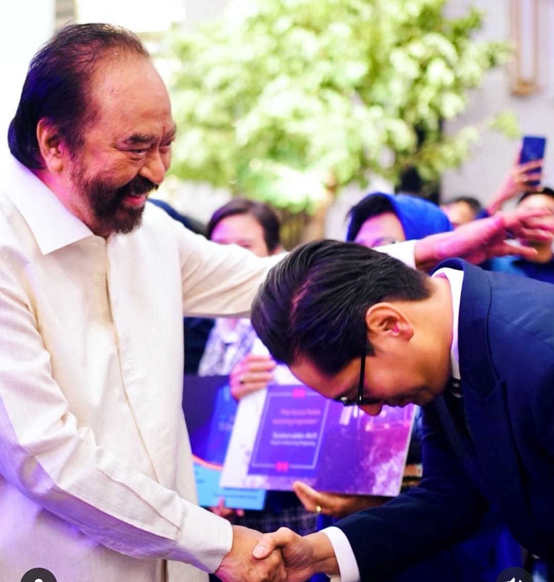 Wali Kota Medan, Rico Waas bersama sang paman sekaligus Ketum DPP NasDem, Surya Paloh dalam momen HUT ke-74 baru-baru ini.
