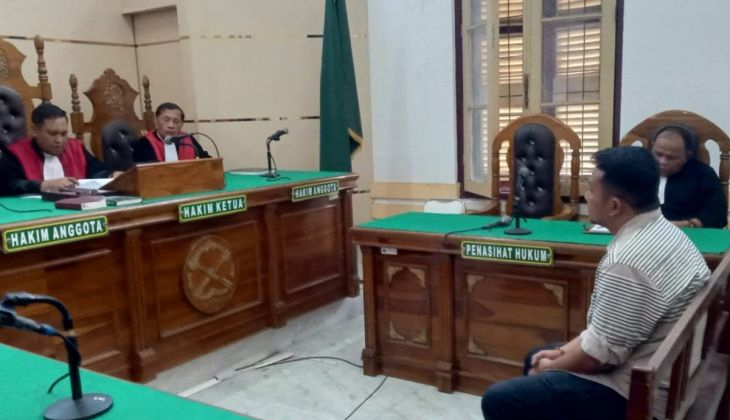 Oliver Alexander Butarbutar mendengarkan putusan majelis hakim di ruang sidang Pengadilan Tipikor pada Pengadilan Negeri Medan.