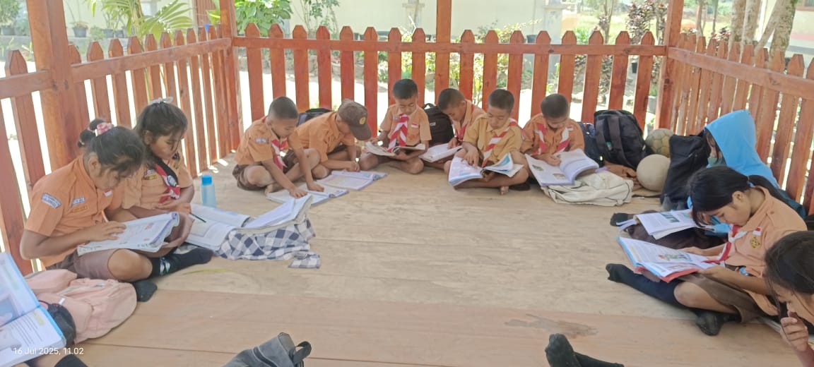 Sejumlah murid SDN 135 Paranginan terlihat serius membaca di Pondok Baca yang dibangun dari sumbangan orangtua murid. Fasilitas ini hadir sebagai upaya meningkatkan minat baca.