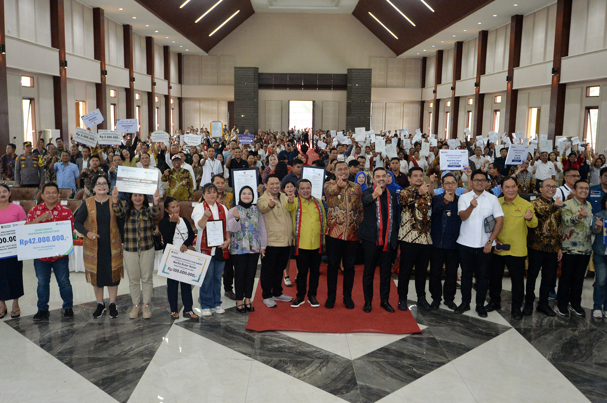 Gubsu Bobby Nasution menghadiri Festival Kemudahan dan Perlindungan Usaha Mikro yang dibuka Menteri UMKM RI, Maman Abdurahman di Siborongborong, Taput, Jumat (25/7).