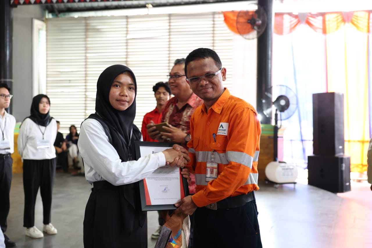 GMO & Deputy Director Operations PT Agincourt Resources, Rahmat Lubis, menyerahkan sertifikat penghargaan kepada Aisyah Pardede, penerima beasiswa Martabe Prestasi tingkat sarjana PTN.