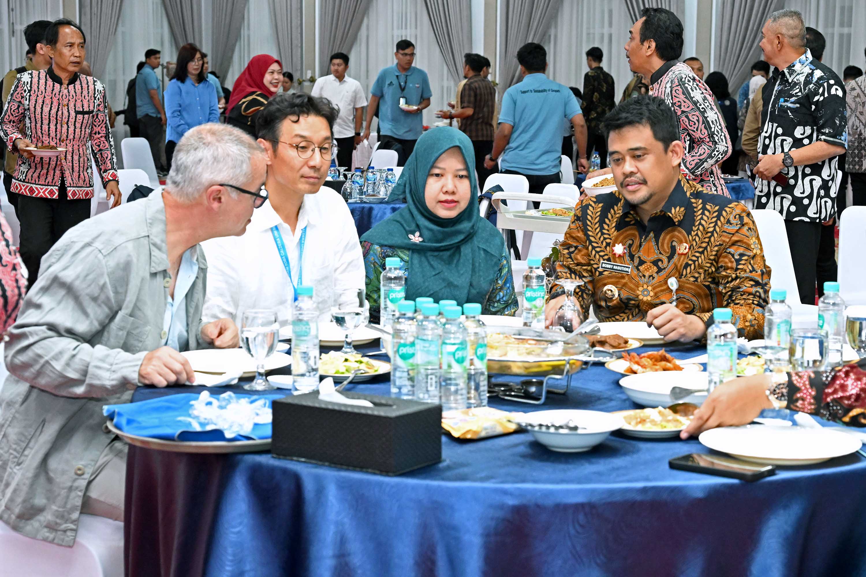 Gubernur Sumut Bobby Nasution dan Wakil Gubernur Surya menjamu Tim Revalidasi UNESCO Global Geopark Kaldera Toba di Rumah Dinas Gubernur Sumut, Medan, Kamis malam (24/7/2025).