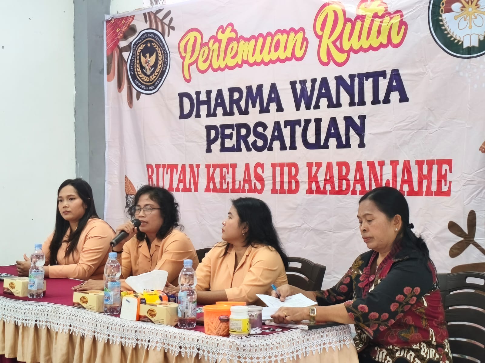 Ketua Dharma Wanita Persatuan (DWP) Rutan Kelas IIB Kabanjahe, Ny. Erlina Bahtiar Sembiring, memimpin pertemuan rutin DWP di aula Rutan Kabanjahe, Jumat (25/7/2025).