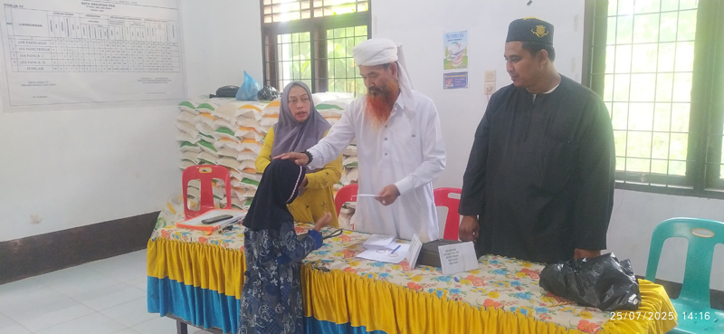 Pengurus Infaq Pasar Gelugur Rantauprapat saat memberikan santunan kepada anak yatim di kantor Kelurahan Aek Paing.