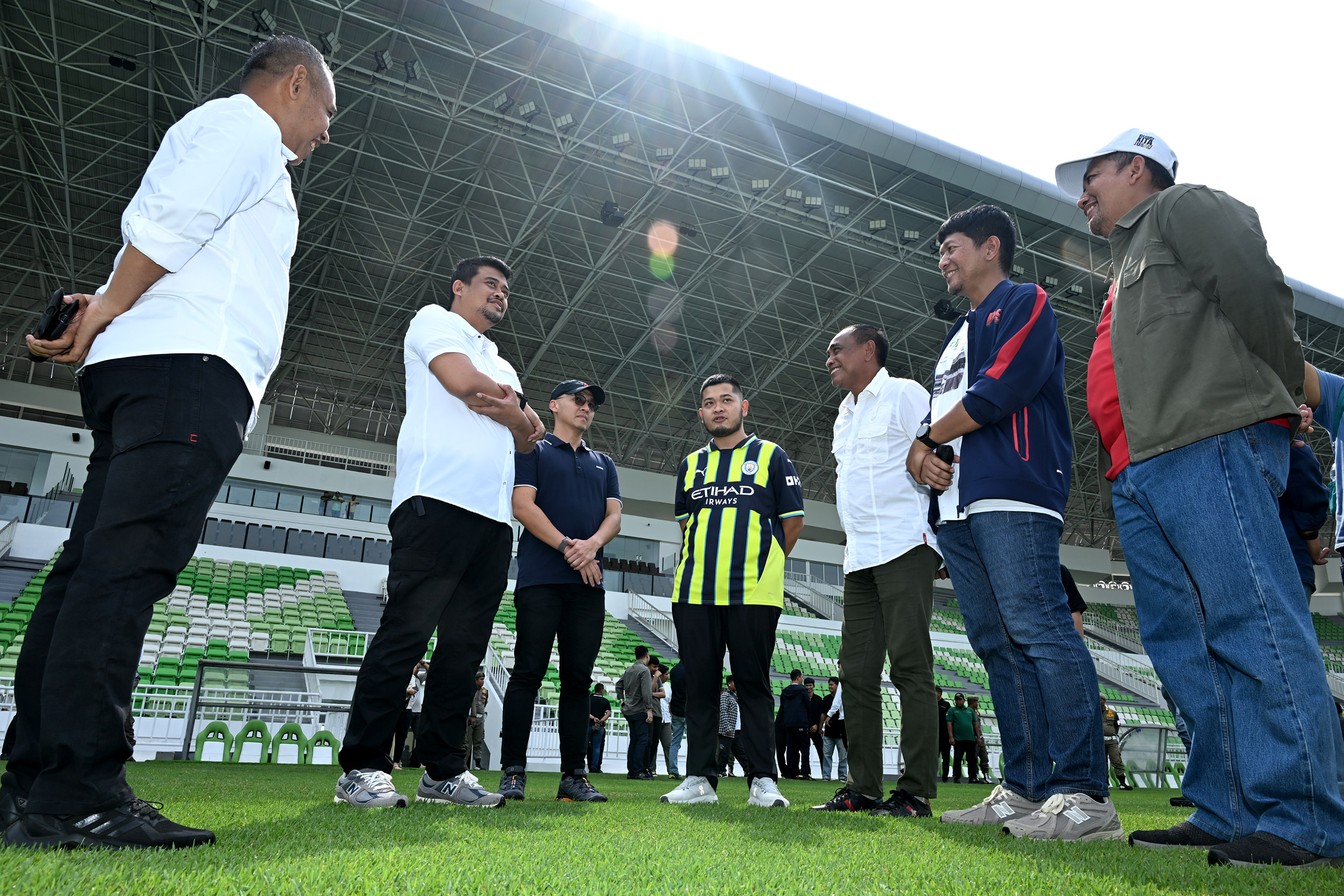 Gubsu Bobby Nasution didampingi Kadispora Sumut Mahfullah Daulay, serta Direktur Utama PSMS Medan Ariffuddin Maulana Basri meninjau fasilitas Stadion Utama Sumut di Sport Centre Sumut, Batangkuis.