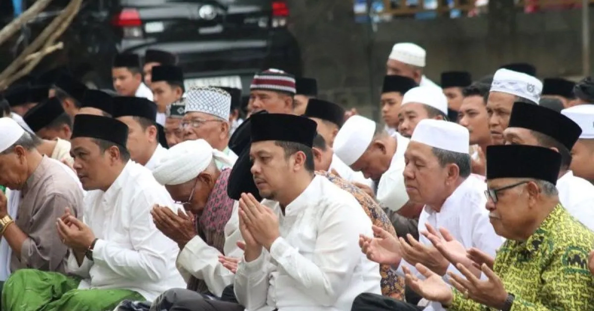 Bupati Padang Lawas Utara Reski Basyah Harahap (tiga kanan) bersama seribuan warga melaksanakan Shalat Istisqa untuk memohon doa agar hujan turun.