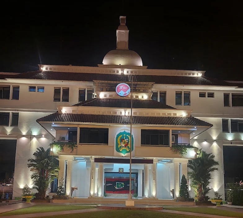 Penampakan malam hari Kantor Wali Kota Medan, Jalan Kapten Maulana Lubis Nomor 2, Medan.