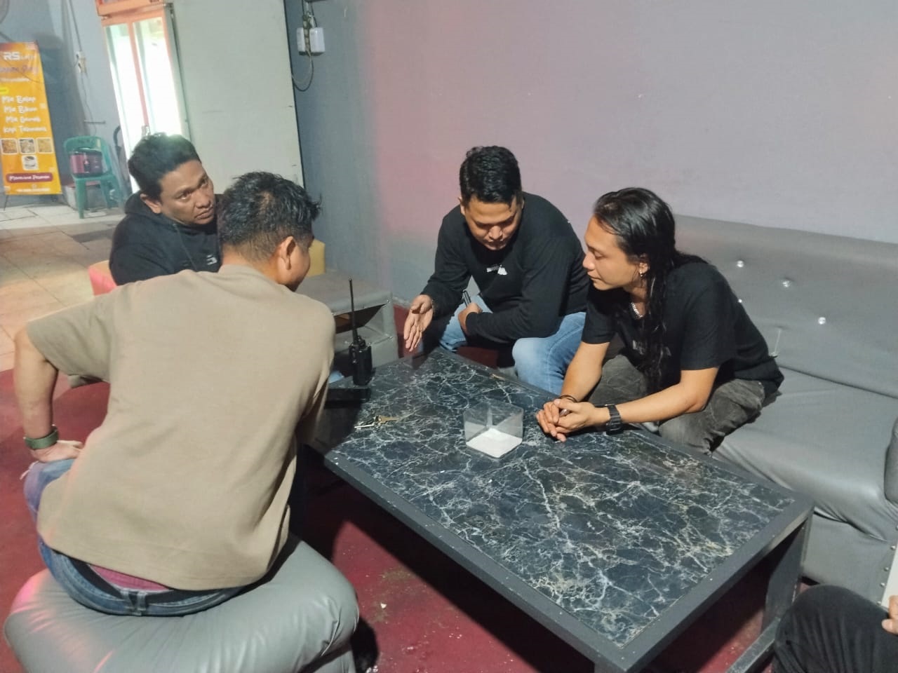 Personel Polsek Siantar Timur mendatangi Kafe Rasa Sayang.