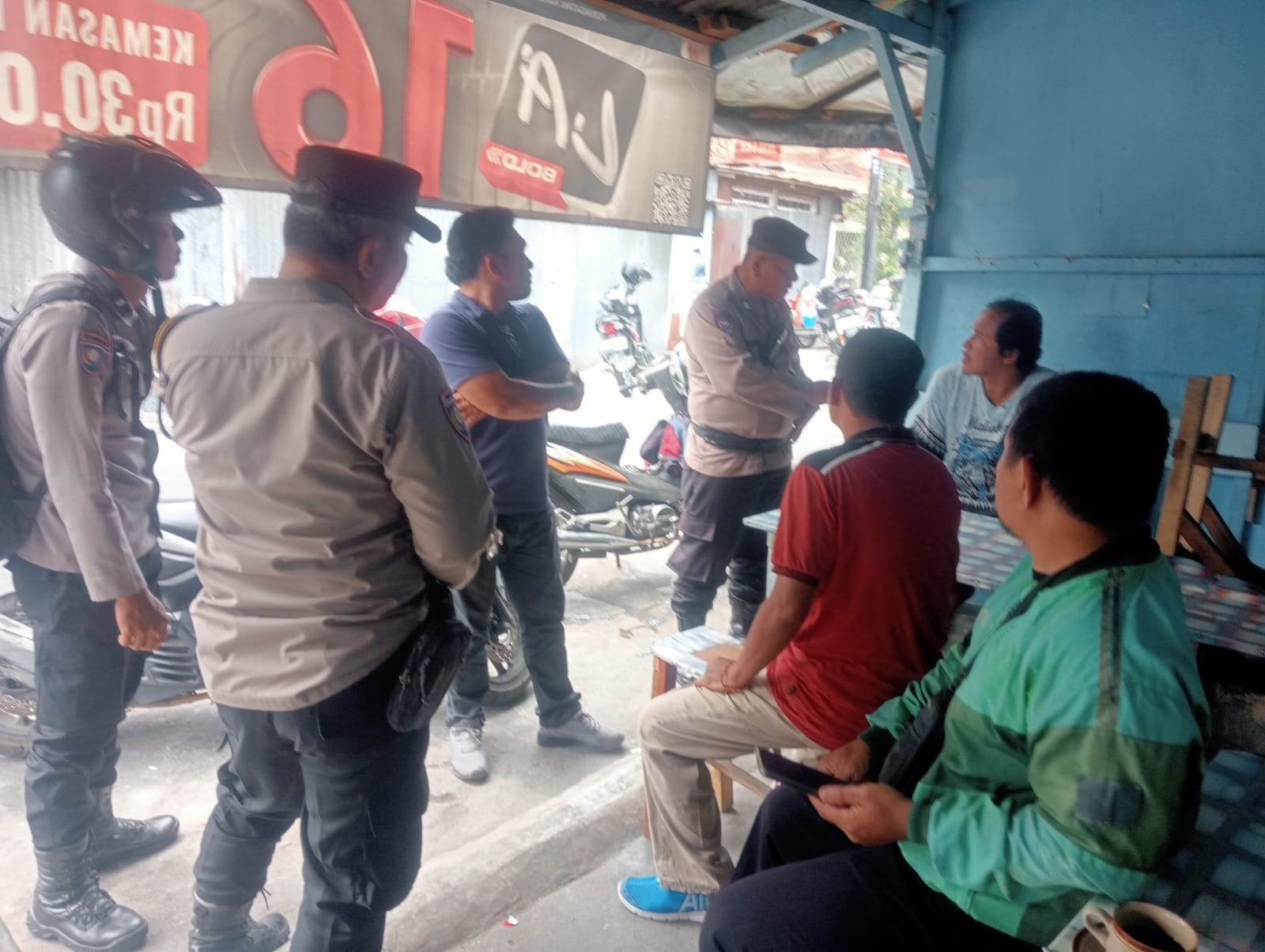 Personel Polsek Siantar Selatan saat mendatangi lokasi pungli di Jalan Vihara. Salah seorang pelaku diboyong ke kantor polisi.