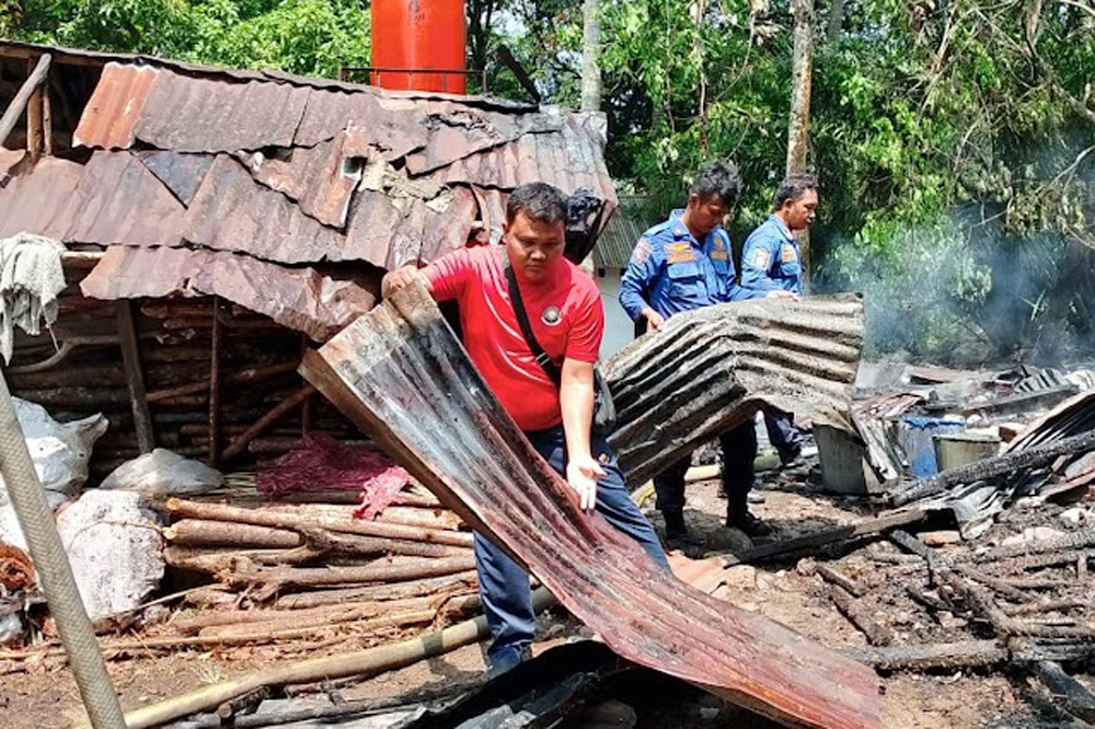 Puing puing rumah milik Masdina Harahap yang terbakar di Paluta.