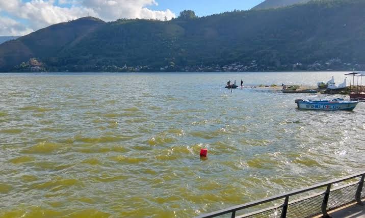Air Danau Toba wilayah Harian yang terlihat keruh.