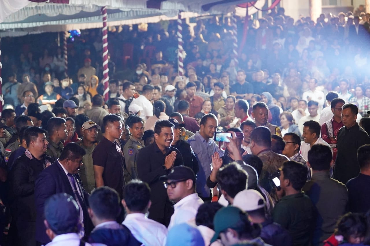 Gubsu Bobby Nasution didampingi Ketua TP PKK Sumut, Kahiyang Ayu beserta sejumlah OPD Pemprovsu menghadiri acara peringatan Hari Jadi ke-22 Humbahas, Senin malam (28/7/2025).