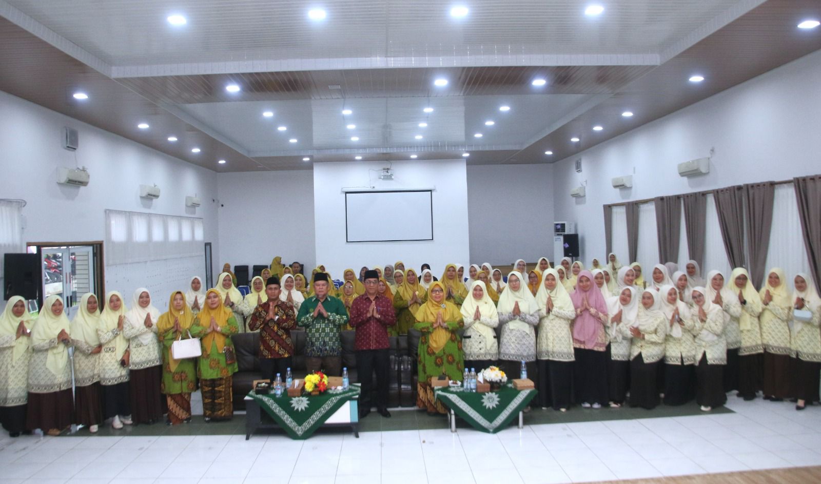 Wali Kota Pematangsiantar Wesly Silalahi SH MKn mengucapkan selamat atas Ta&rsquo;aruf dan Pengukuhan Tiga Pimpinan Cabang Nasyiatul Aisyiyah (NA).