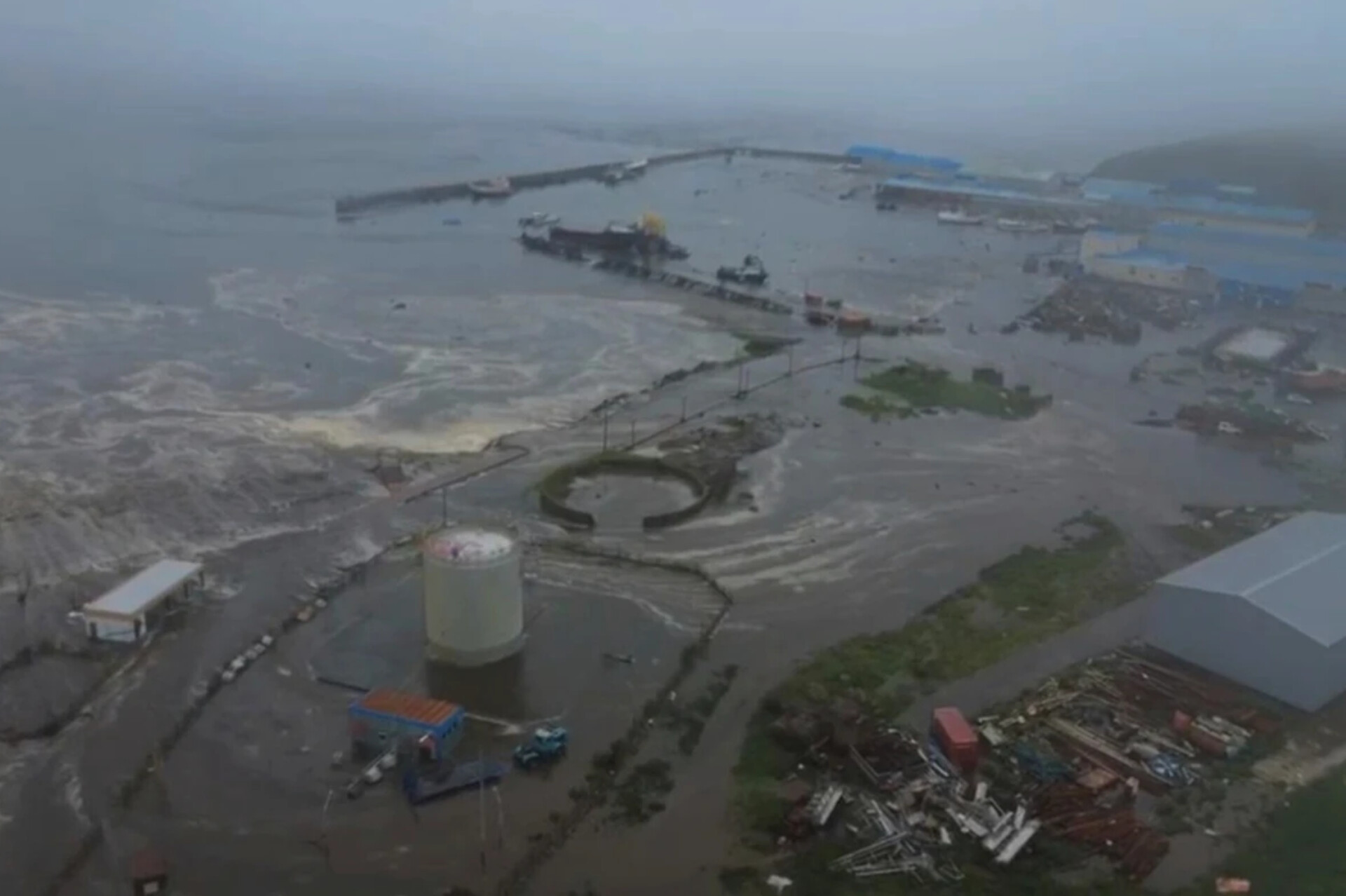 Dampak tsunami yang menghantam wilayah pesisir Severo-Kurilsk di Kepulauan Kuril Rusia.
