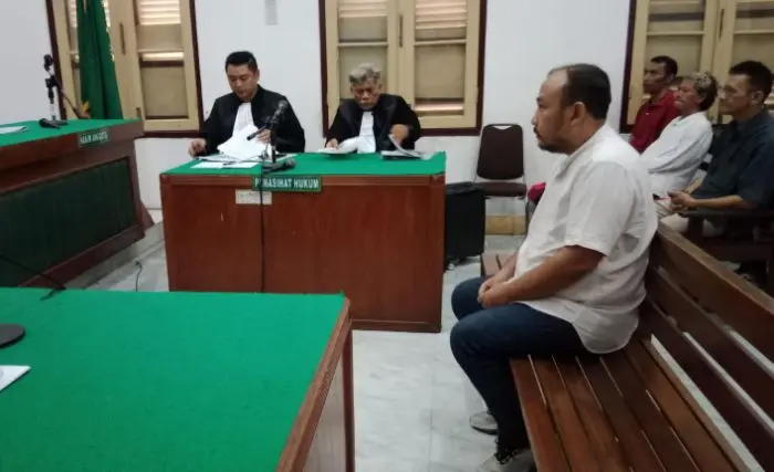 Dirut PT MVP saat menjalani sidang pembacaan dakwaan di Pengadilan Tipikor Medan.