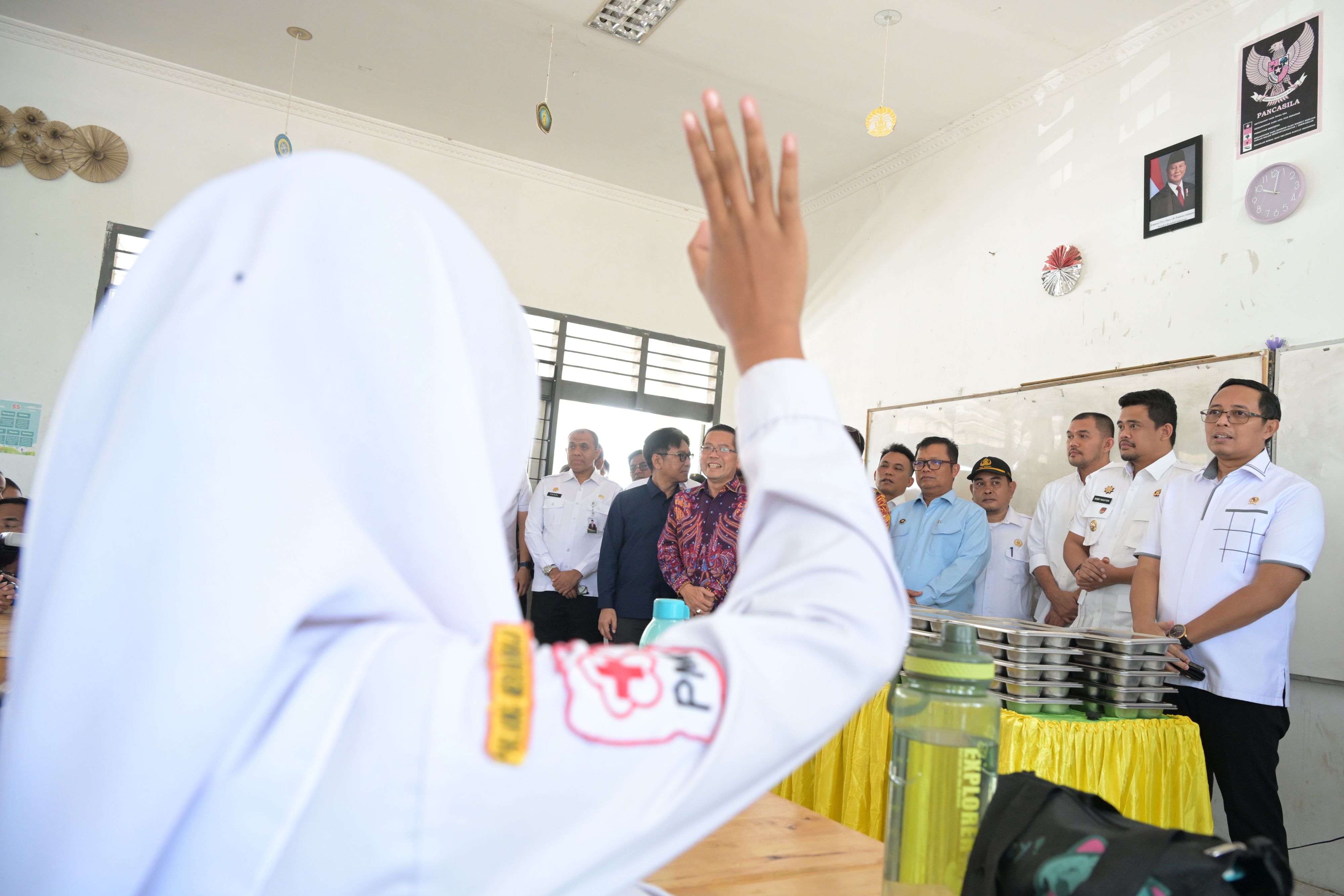 Gubsu Bobby Nasution bersama Kepala Komunikasi Kepresidenan RI, Hasan Nasbi serta Bupati Sergai Darma Wijaya dan sejumlah Forkopimda, meninjau operasional Dapur SPPG di Sei Rampah, Rabu (30/7).