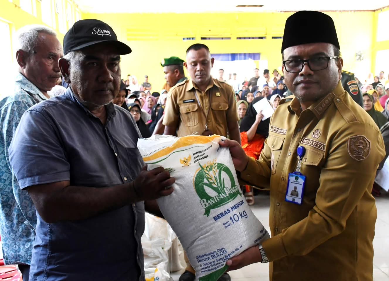Wali Kota Padangsidimpuan Dr H Letnan Dalimunthe secara simbolis menyerahkan Bantuan Pangan Beras Tahun 2025 untuk alokasi Juni dan Juli kepada warga di Gedung Adam Malik, Senin (28/7/2025).