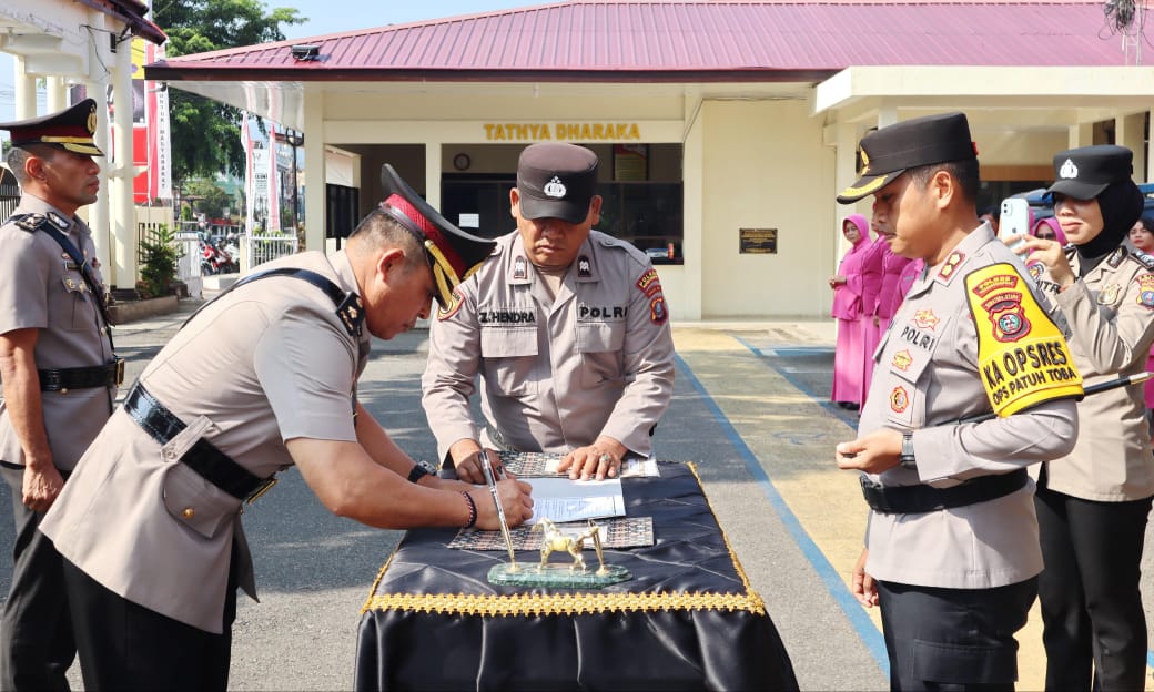 Kapolres Padangsidimpuan AKBP Dr Wira Prayatna memimpin upacara sertijab Kabag Ops dari Kompol P. Butarbutar kepada AKP Toni Hutapea dan Kabag Ren dari Kompol Zulkarnaen kepada AKP Maria Marpaung, Sen