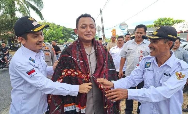 Kapolres Tapsel AKBP Yon Edi Winara saat temu ramah dengan kepala desa se-Kabupaten Paluta, mendukung Asta Cita Presiden RI Prabowo Subianto tentang ketahanan pangan, Selasa (29/7/2025), di Desa Gunun