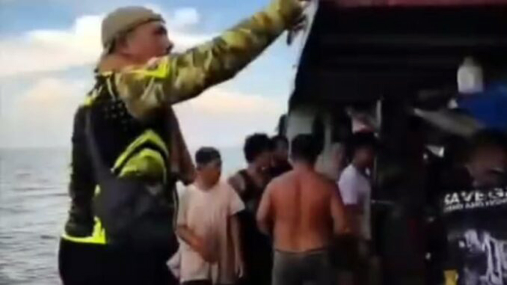Wakil Bupati Tapanuli Tengah (Tapteng), H. Mahmud Efendi Lubis, tertangkap kamera mengamankan langsung kapal ikan KM Laut Sughi VII yang diduga melakukan illegal fishing di perairan Pulau Mursala.